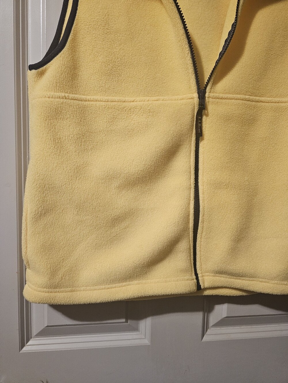 Women's L.L. Bean Pale Yellow Fleece Zip Vest with Dark Trim VTG - Picture 3 of 8